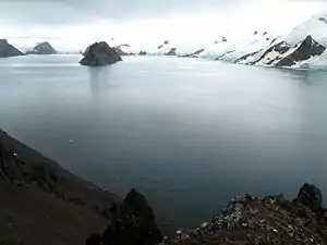 Blick vom Point Thomas über den Ezcurra-Fjord mit der Dufayel-Insel