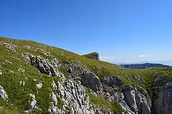Vom Südrand des Plateaus betrachtet kragt der Gipfel des Fölzsteins markant vor…