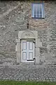 Eingangsportal und Fenster an der Nordseite des Schiffes