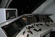 Führerstand mit Driver Machine Interface (Mitte) eines ICE 1 mit ETCS-Ausrüstung