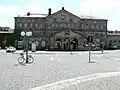 Empfangsgebäude über dem U-Bahnhof