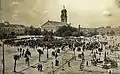 Die reformierte Kirche, bevor es den Stadtpark gab. Um den Vásmariska-Brunnen (rechts) wurden zudem später Bänke hinzugebaut.