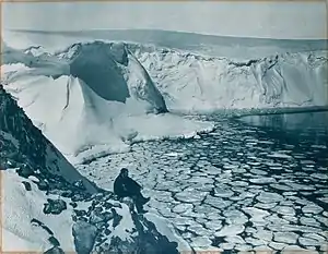 Foto von der Commonwealth-Bucht, das während der australasiatischen Antarktisexpedition, aufgenommen wurde.