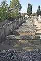 Sarkophage in Reihe, am „Zaun“