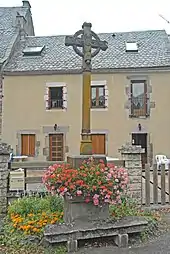 Kreuz auf dem Dorfplatz von Chambon-sur Lac