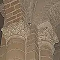 zwei Blattkapitelle