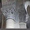 zwei Blattkapitelle