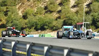 Der F1 W04 mit Eitelkeitsblende an der Nase vor dem Lotus E21 ohne eine solche