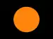 schwarze Flagge mit orangem Kreis in der Mitte (Spiegelei)