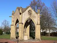 Gotisches Wegkreuz La belle Croix an der Kreuzung der Straßen von Metz nach Thionville (Diedenhofen) und von Ennery nach Hauconcourt, gestiftet 1462 von den Schlossbesitzern