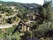 Der in einem Kreisbogen liegende Viadukt San Pietro in Guarano zählt als Wahrzeichen des Städtchens.