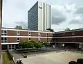 Blick in den Atriumshof nach Südosten, im Hintergrund das Hochschul-Hochhaus (Aufnahme 2017)