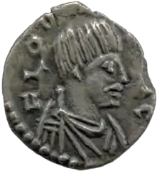 Silbermünze des Flavius Odovacar (FL ODOVAC). Auf der Rückseite befindet sich das Monogramm des Königs in einem Kranz und darunter das Münzzeichen RV.