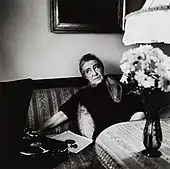 Tilly Wedekind im Jahr 1962, mit Plattenspieler, auf einem Sofa sitzend