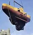 FNRS-3 wird ins Wasser gehoben