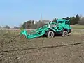 Der Truck FWF 80 ist ein flexibles Seilwindenfahrzeug auf Basis des MAN TGS für das Ziehen der Foeck-Verlegepflüge.