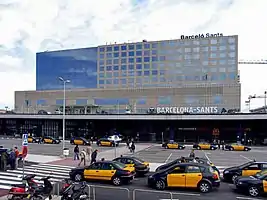 Außenansicht des Bahnhofs mit Hotel