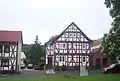 Fachwerkhaus und Backhaus am Dorfplatz