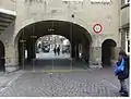 unsichere Beschilderung. Beispiel: Ein Fahrzeug mit 2,5 m Breite und 3,15 m Höhe, das erlaubterweise die Durchfahrt versucht, stößt dennoch schon bei 3,13 m an