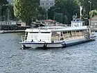 Das Fahrgastschiff Bellevue im Oberwasser der Schleuse Mühlendamm, Berlin.