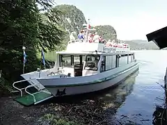 Ausflugsschiff mit Bugrampe