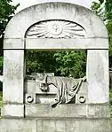 Luxus-Grabdenkmal mit lebensgroßer Ruhender (in Berlin zweimal erhalten)