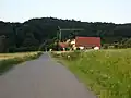Teile des Ortes von Westen aus betrachtet. Im Hintergrund das Wiehengebirge