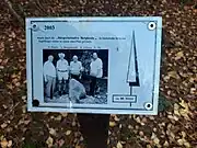Hinweisschild zum Standort des Gedenksteins
