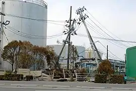 Gekippte Strommasten im Hafen von Onahama (Foto: 29. März 2011)