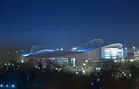 Das beleuchtete Stadion bei Nacht