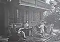 Familie Anker: Albert, Tochter Marie Quinche-Anker, ihre Tochter Charlotte Quinche, Alberts Tochter Cécile und ein Mädchen aus Ins, 1901