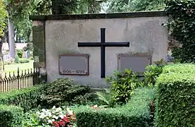 Familiengrabstätte aus der DDR mit Kreuz