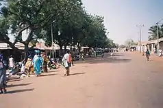 Die Hauptstraße in Farafenni