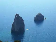 Faraglioni (Pietra Lunga und Pietra Menalda) vor der Insel Lipari (⊙38.43967214.943016)