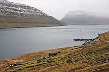 Norðtoftir in 2010 und 2022. Die Ankunft der großen Lachsfarm von Bakkafrost im Jahr 2020 zeigt das Wachstum der Fischereiindustrie auf den Färöern.