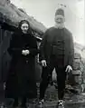 Die Bewohner vor dem Haus „Har Frammi“ in Múli um 1940.