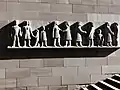 Gemeindehaus Riehen, Fassadenrelief, Leute von Heute, 1972, Peter Moilliet (1921–2016) Bildhauer