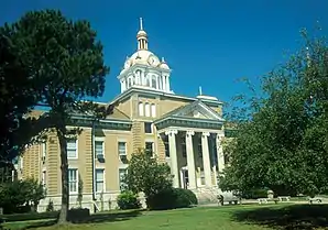Fayette County Courthouse, gelistet im NRHP mit der Nr. 76000326 als Contributing Property des Fayette County Courthouse Districts