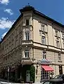 An diesem 1892 erbautem Neorenaissance-Eckbau in der Feilitzschstraße 25 befand sich ursprünglich auch eine Büste von Heine, die von Nazis durch eine Jahreszahl mit auf den Kopf gestellter „5“ ersetzt wurde.