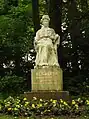 Marmordenkmal im Garten des Hotels Kaiserin Elisabeth in Feldafing