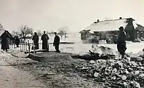 Deutscher Feldfriedhof (Sowjetunion). Um das Graben in dem gefrorenen Boden zu ermöglichen, wurden zuvor über den Grabstellen Feuer angezündet.