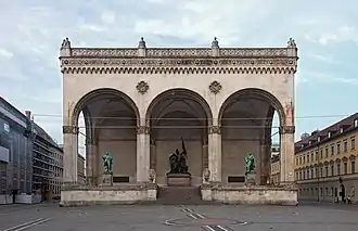 Feldherrnhalle: links die Residenzstraße, rechts die Theatinerstraße