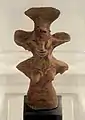 Rest einer weiblichen Figur mit auffälligem Kopfputz