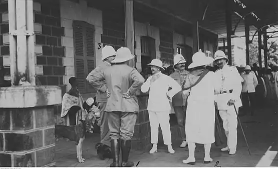 Der polnische Forschungsreisende Ferdynand Ossendowski (Bildmitte) in Guinea, 1926