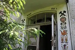 Ehemaliges Ferienheim des VEB BKK Böhlen mit Hammer und Schlägel (Zustand 2015)