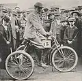 Charron mit Dreirad beim Motorrennen 1897.