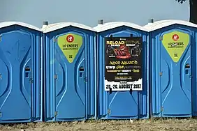 Zur sanitären Versorgung werden, wie beim abgebildeten Reload Festival, in den meisten Fällen mobile Toiletten und Duschen angeboten.