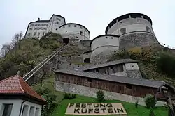 Bürgerturm (rechts) mit Orgel und Spieltischhäuschen (links)