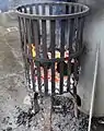 Feuerkorb, hier als Wärme­quelle im Terrassen­bereich („Terrassen­ofen“)
