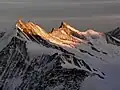 Kleines und Grosses Grünhorn (Mitte) von Norden, rechts das Grünegghorn, links Grosses und Hinteres Fiescherhorn (2008)